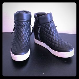 Steve Madden quilted black wedge bootie, size 7.5